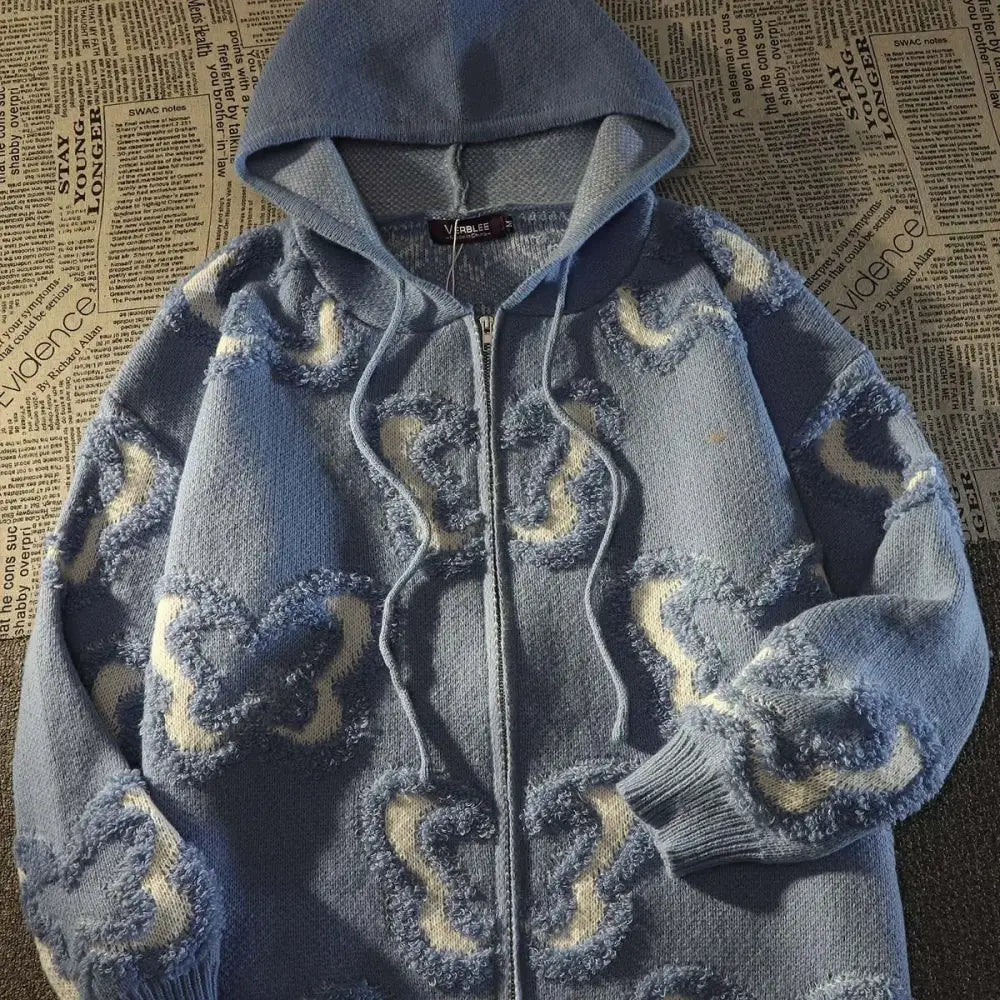 une veste bluee et blanche avec un sweat à capuche