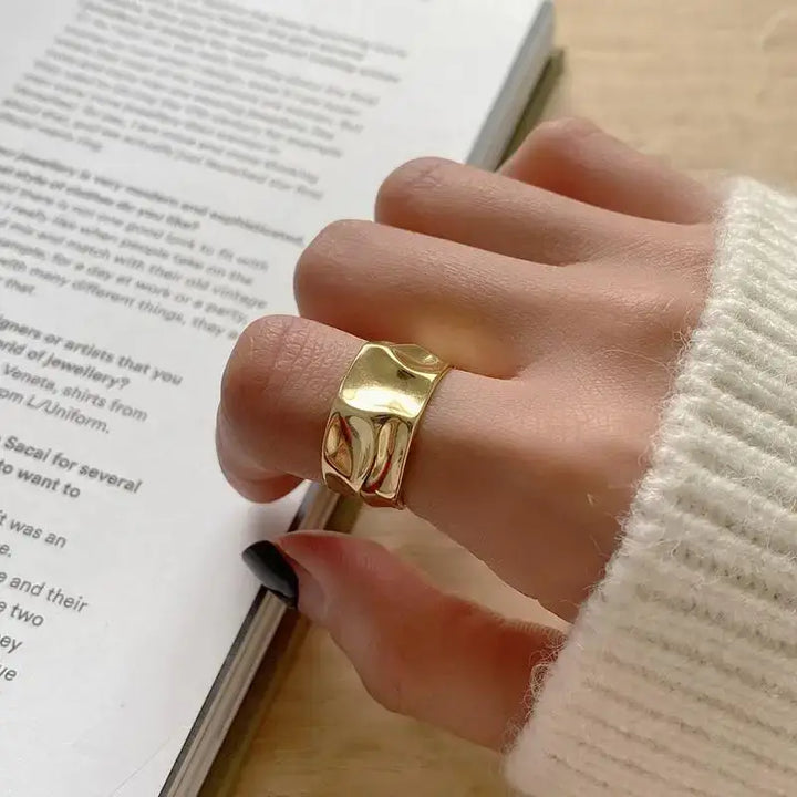 Bold geometric zinc alloy rings that attract attention