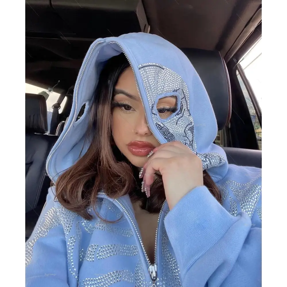 une femme portant un sweat à capuche blue et un sweat à capuche blanc