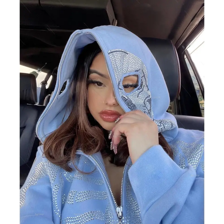 une femme portant un sweat à capuche blue et un sweat à capuche blanc