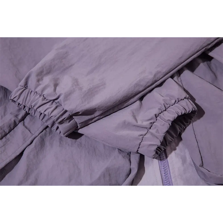 gros plan d’un lit avec une couette violette et un oreiller blanc