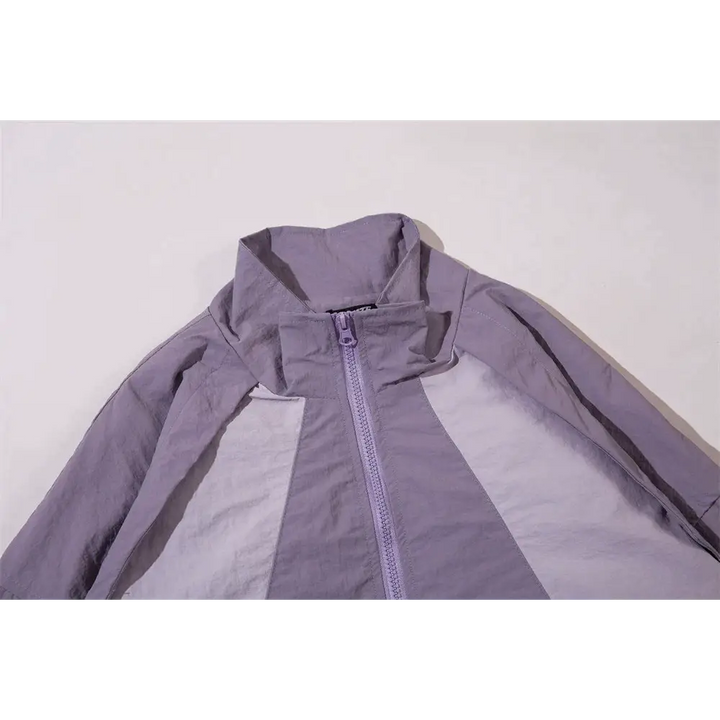 une veste violette avec une fermeture éclair dans le dos