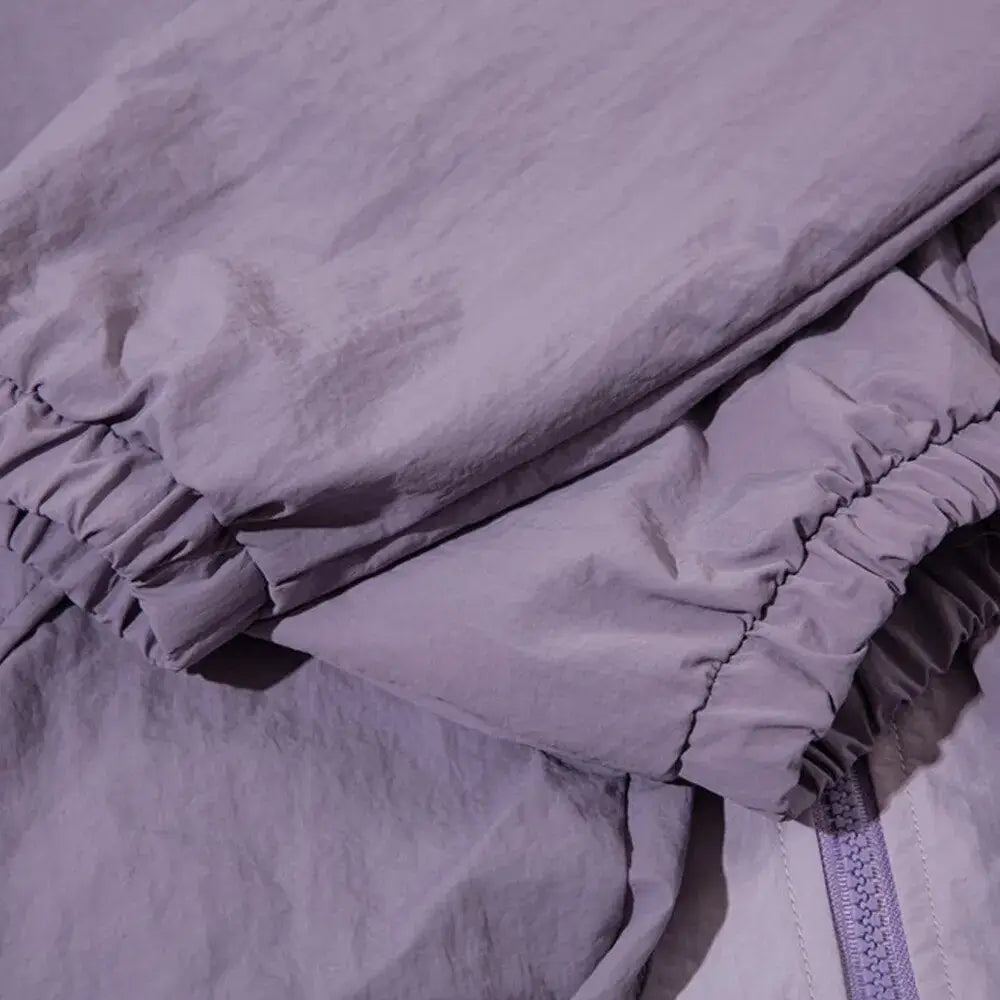 Gros plan sur une chemise grise avec une fermeture à glissière