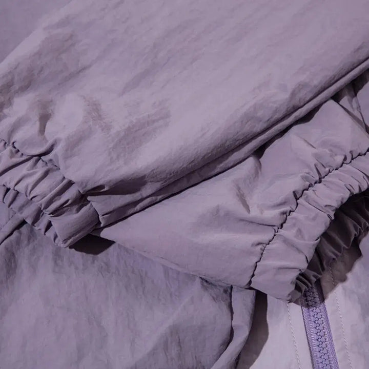 Gros plan sur une chemise grise avec une fermeture à glissière