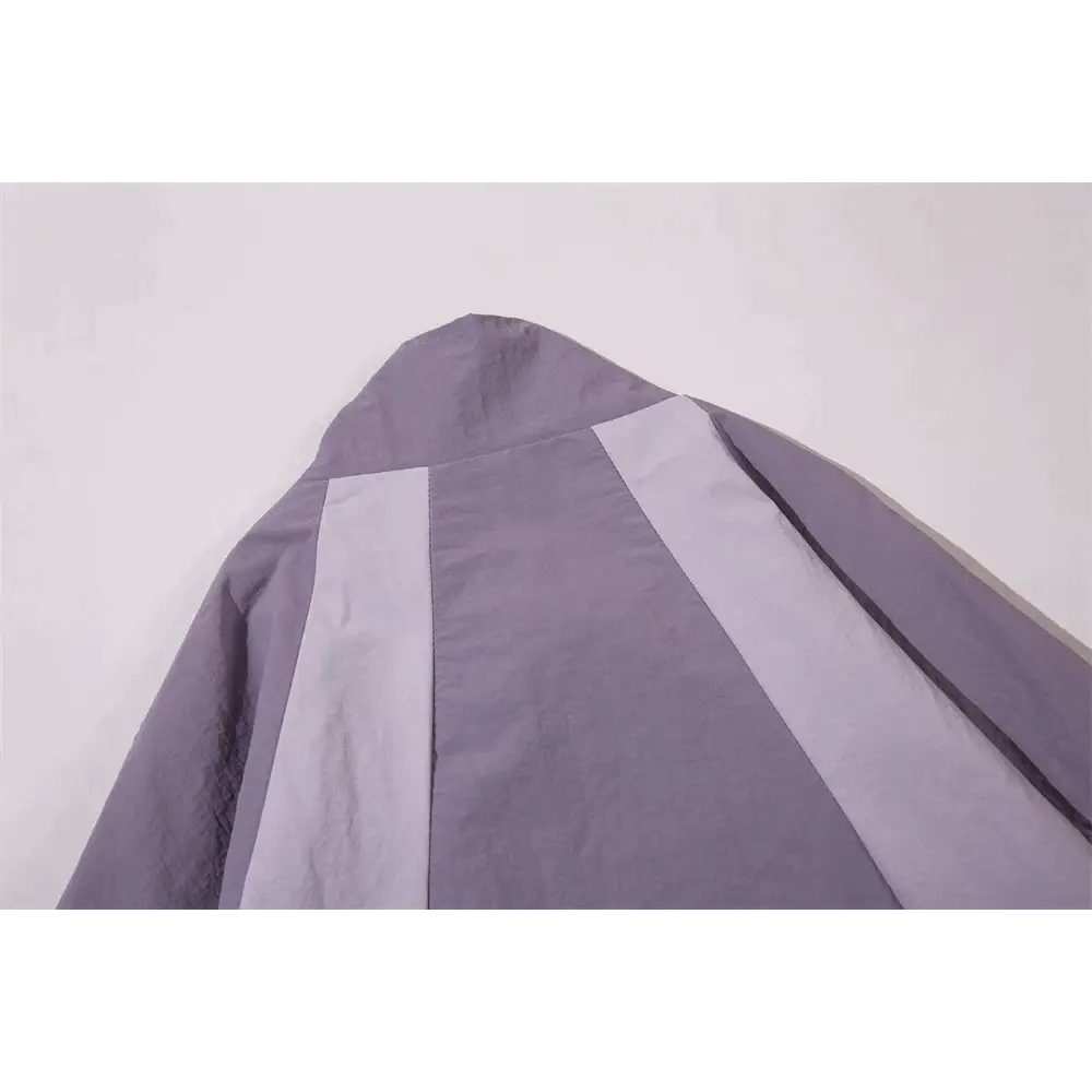 une chemise violette avec une bande blanche sur la poitrine