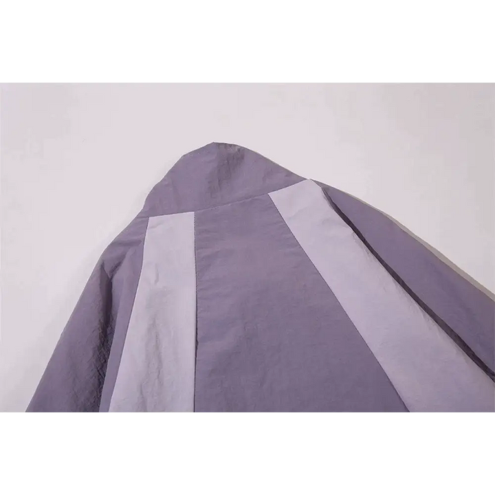 une chemise violette avec une bande blanche sur la poitrine