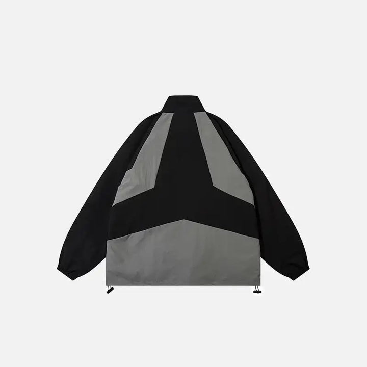 une veste blacke et grise avec un logo blanc et black