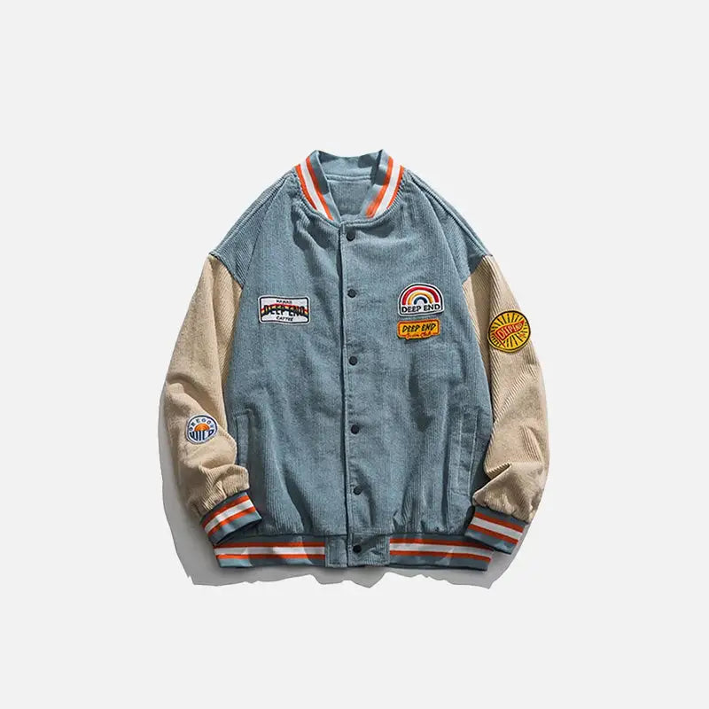 une veste bluee avec des patchs sur les manches et les manchons