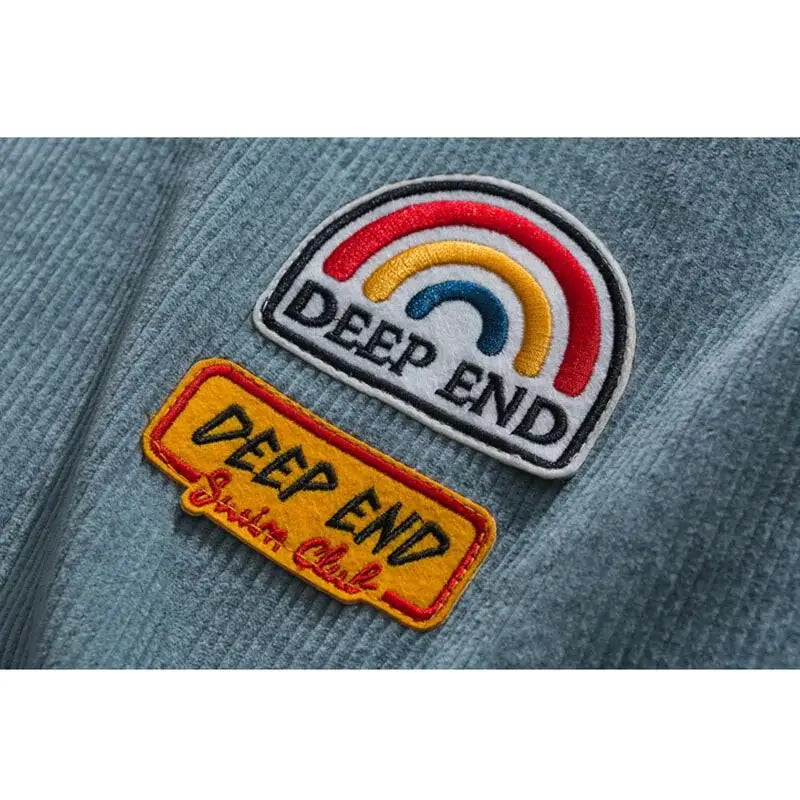 gros plan d’un écusson sur une chemise avec un arc-en-ciel