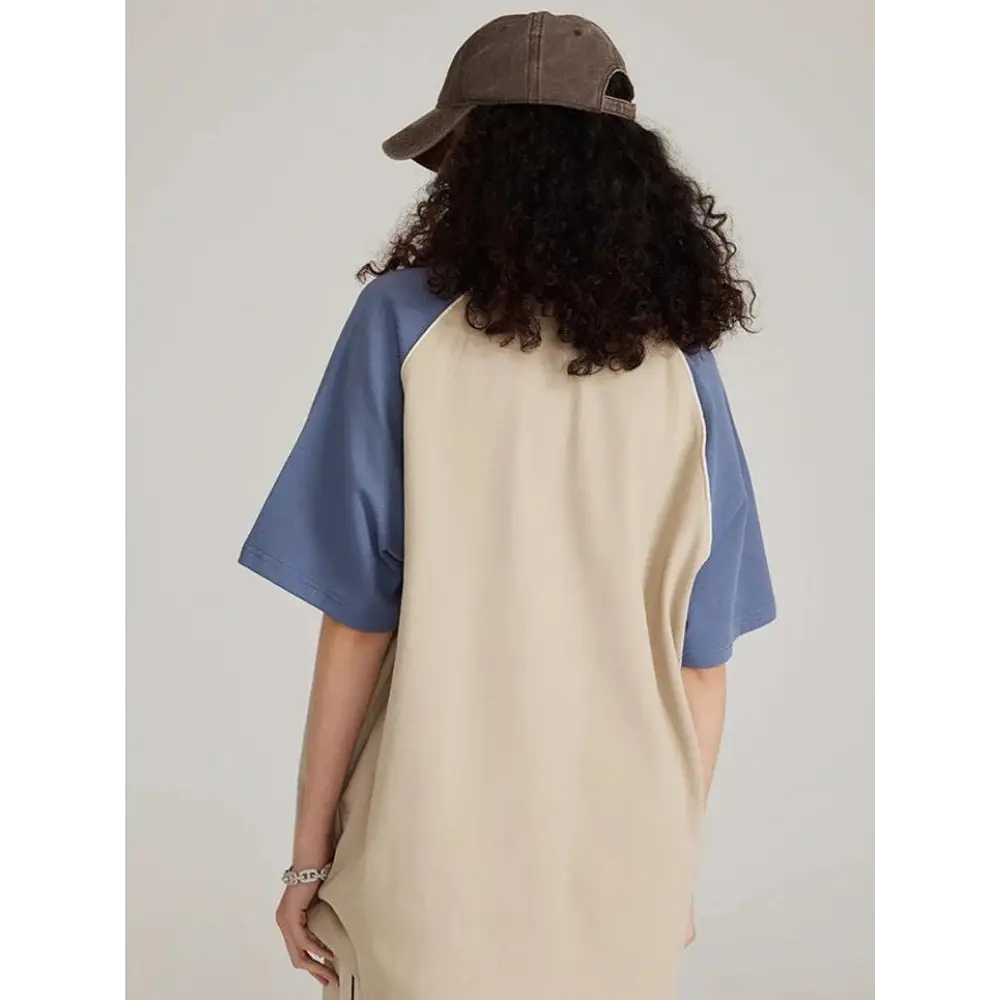 Unisex polo tee with classic collar and contrast color design