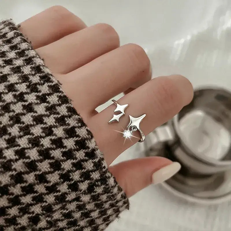 Bold star shaped rings made from durable zinc alloy - e / one size