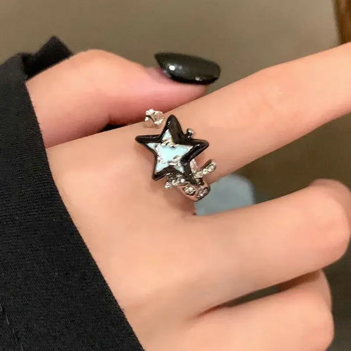 Bold star shaped rings made from durable zinc alloy - g / one size