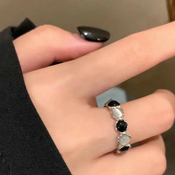 Bold star shaped rings made from durable zinc alloy - h / one size