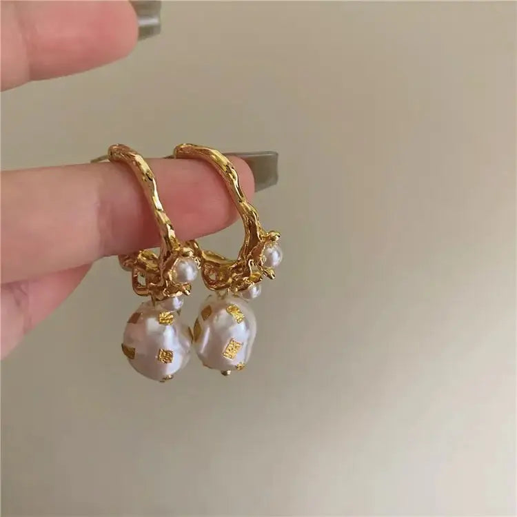 Vintage style renaissance earrings with classic pearl design - standart / gold - earrings