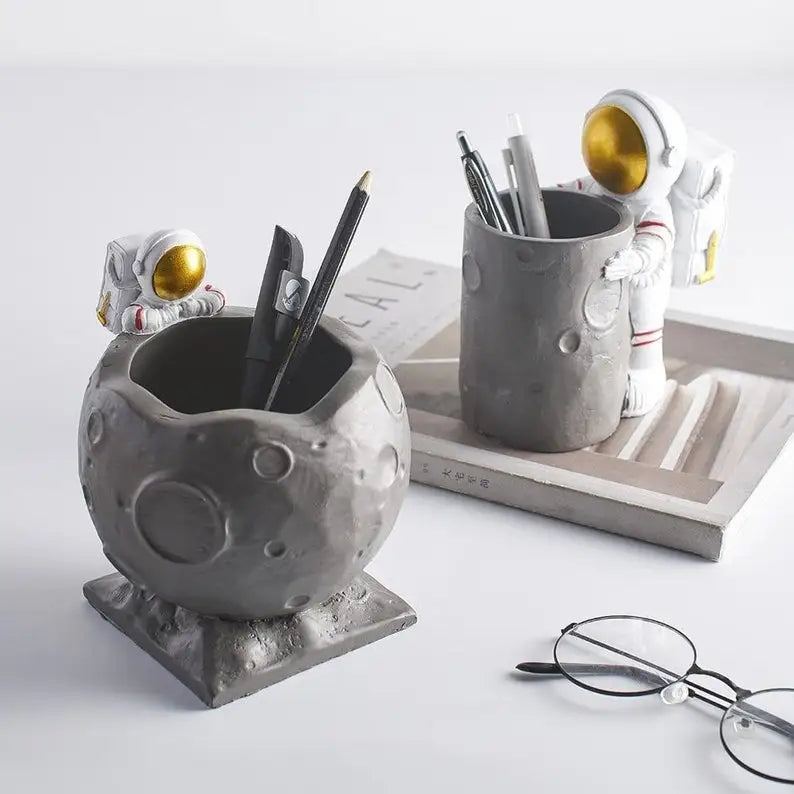 Aesthetic astronaut pen holder for your galaxy style decor