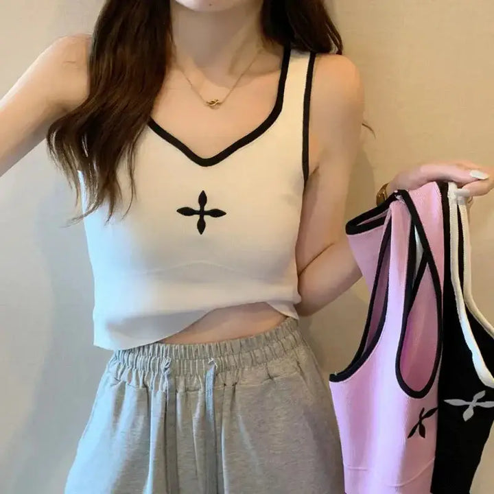 Chic sleeveless top with delicate emblem for y2k fashion - crop