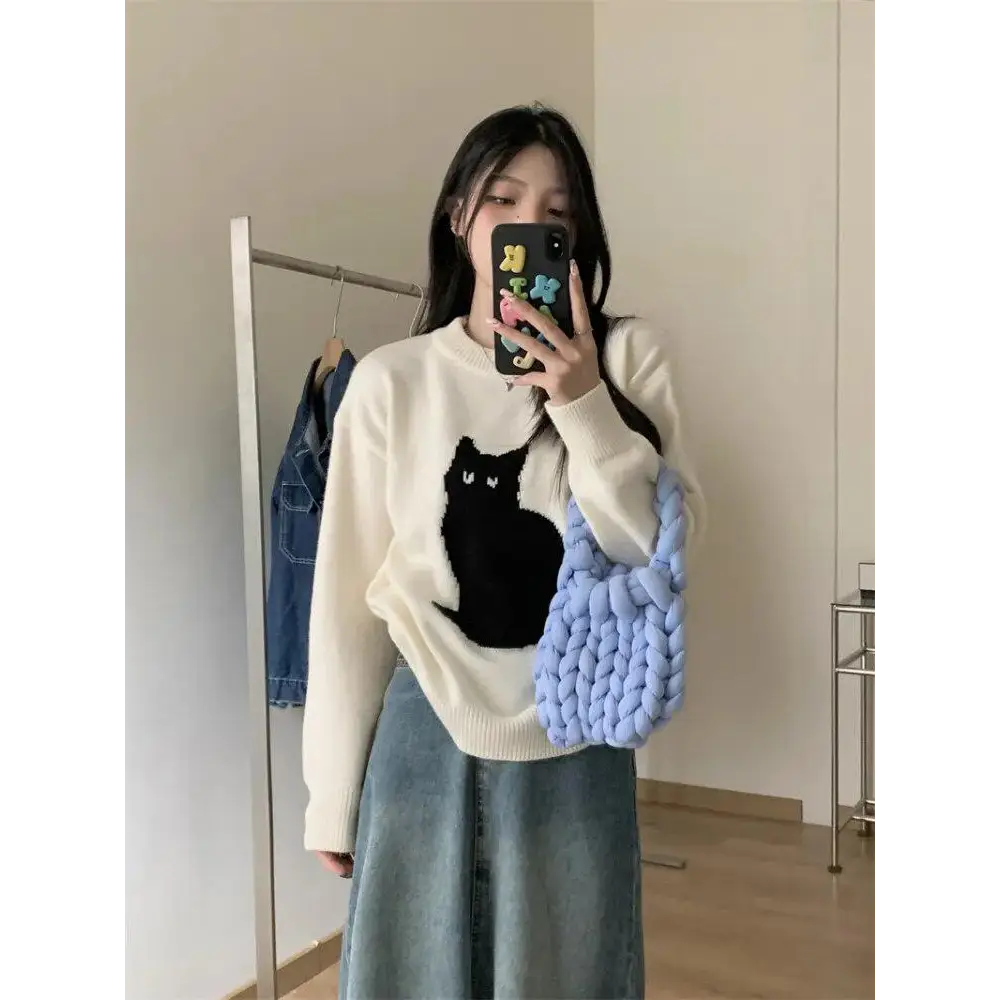 Cozy cat embroidered sweater in knitted material for y2k style