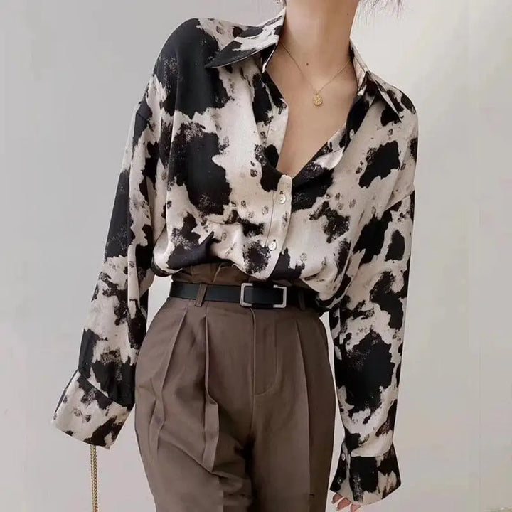 Vintage cow print blouse with classic collar and button fastening