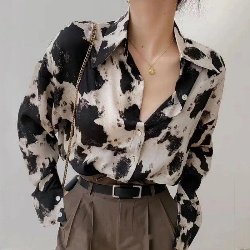 Vintage cow print blouse with classic collar and button fastening