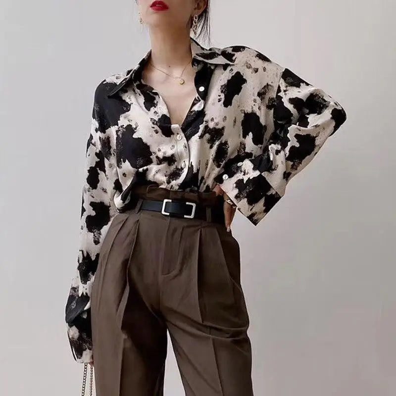 Vintage cow print blouse with classic collar and button fastening