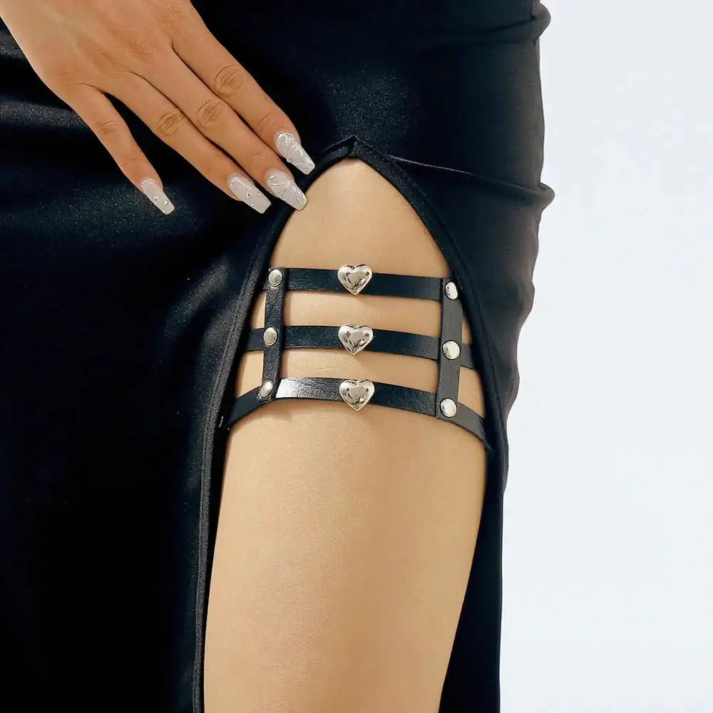 Fashionable gothic thigh belt - leather with heart accents for cosplay - black / adjustable