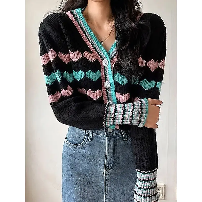 Heart pattern crop cardigan sweater - black / one size