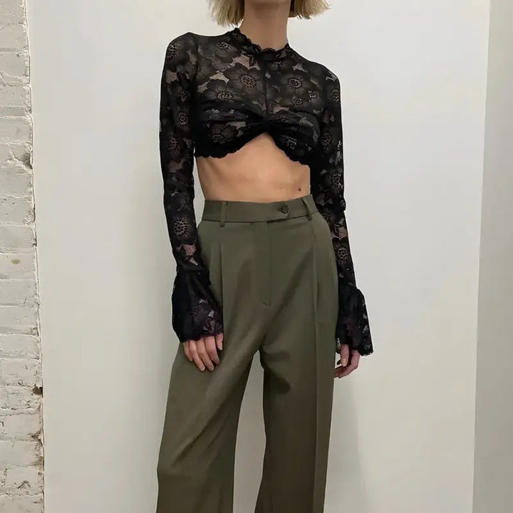 Chic y2k cropped top with high neck and flare cuffs - black / s - crop