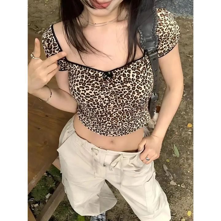 Cropped leopard top for y2k style with high-waisted jeans - crop