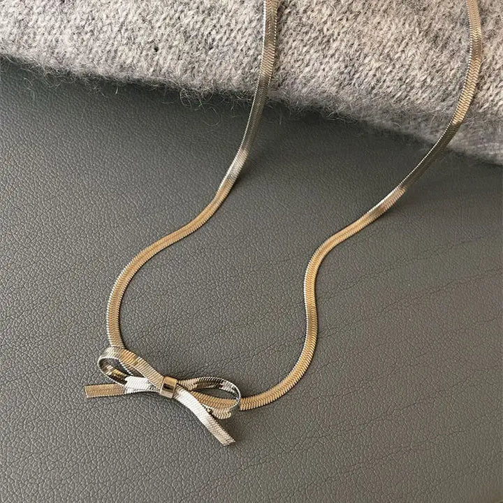 Metal bow choker necklace for a stylish aesthetic outfit