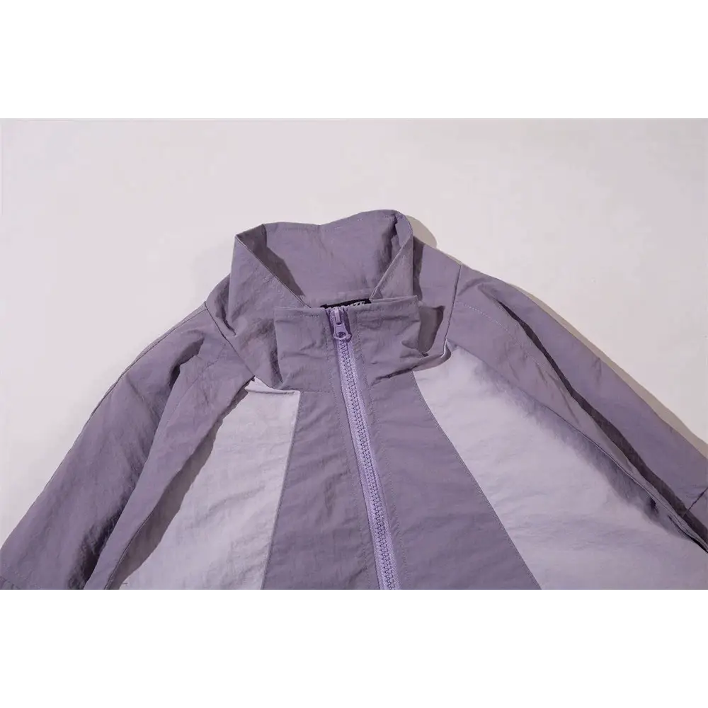 une veste violette avec une fermeture éclair dans le dos