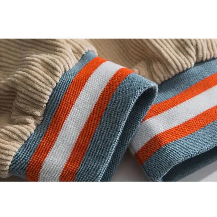 une paire de chaussettes à rayures orange et blanches